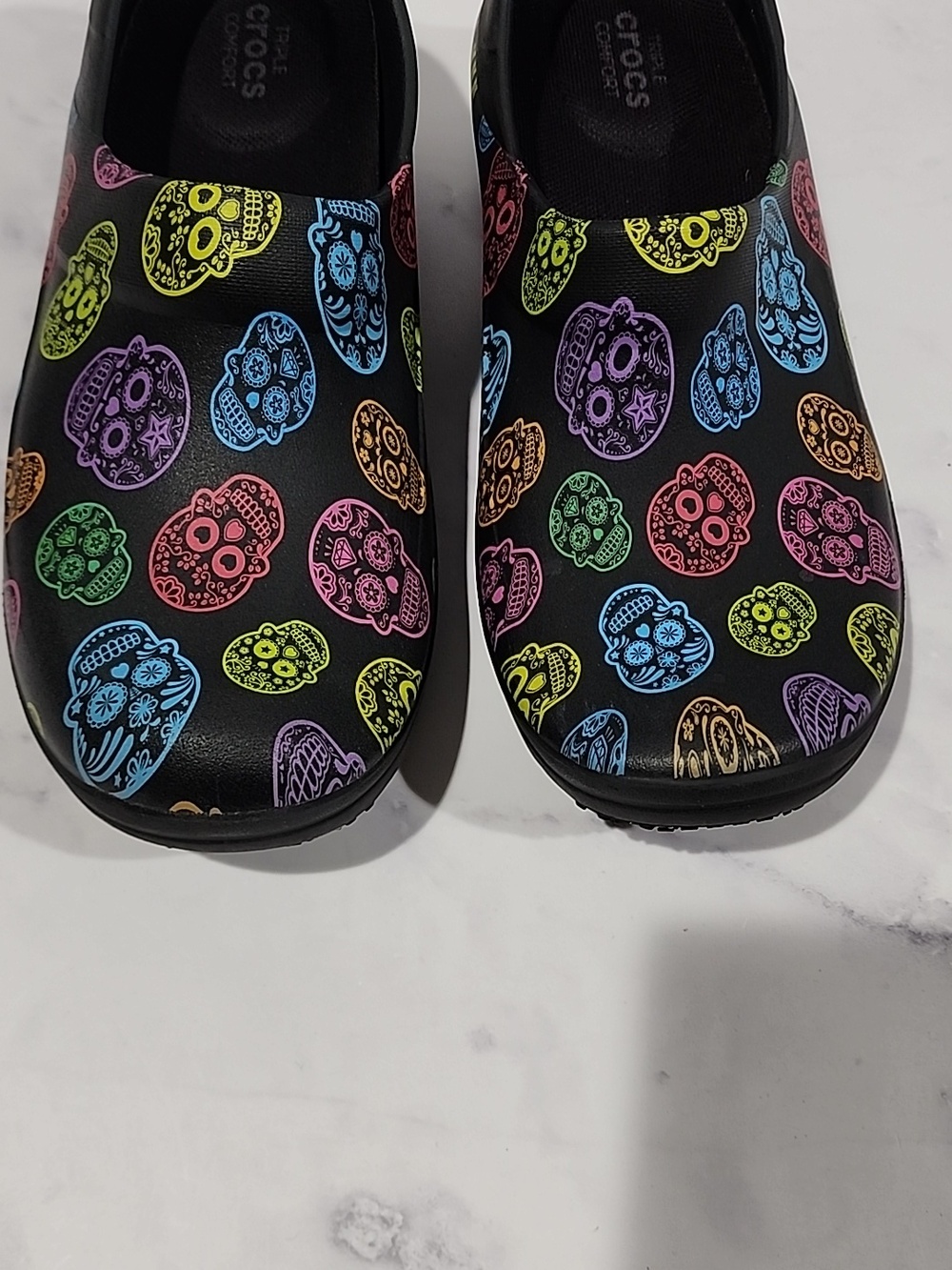 Crocs Comfort Colorful Skull Pattern Clogs - Picture 4 of 9